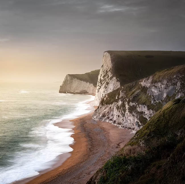 9. Khung cảnh hùng vĩ của Bat&#39;s Head trên bờ biển có niên đại từ kỷ Jura ở Dorset trông rất hùng vĩ, được nhiếp ảnh gia James Ewer chụp lại.
