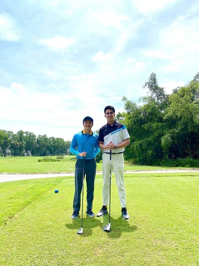 Cường Đô la thân thiết với bạn trai Hương Giang khi cùng chơi golf