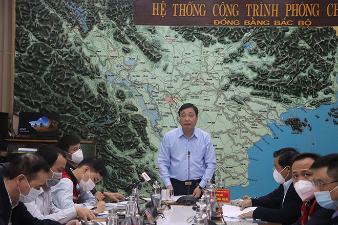 Ông Trần Quang Hoài - Phó trưởng Ban Chỉ đạo quốc gia về Phòng chống thiên tai chủ trì cuộc họp ứng phó mưa lũ ở miền Trung