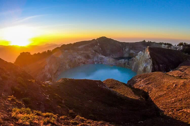 Núi lửa Kelimutu: Một trong những điểm tham quan ngoạn mục nhất ở Indonesia là núi lửa Kelimutu trong vườn quốc gia Kelimutu. Đây là một ngọn núi lửa không hoạt động với ba hồ nước khổng lồ có màu sắc khác nhau ở đỉnh của núi. 
