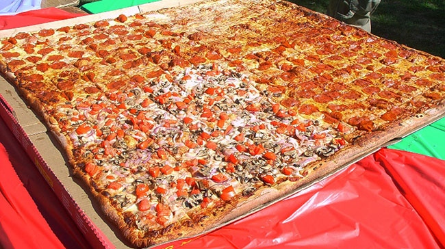 11. Trong tất cả các loại pizza có thể giao được trên thế giới, không có loại bánh nào lớn bằng Pizza Sicilian khổng lồ tại Big Mama's & Papa's Pizzeria, Mỹ. Bạn sẽ ngạc nhiên với kích thước của chiếc bánh pizza này. Nó có kích thước 1,3m x 1,3m, giá 300 USD (6,8 triệu đồng).
