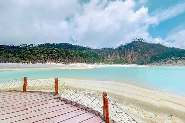 Kawah Putih: Nằm ở ngoại ô Bandung, Kawah Putih là một hồ miệng núi lửa màu ngọc lam nổi bật nằm trên núi lửa Patuha.&nbsp;
