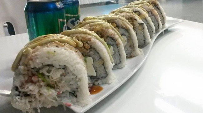 13. Monster Sushi Challenge Roll này có giá 36 USD, bao gồm rất nhiều loại nguyên liệu hấp dẫn như thanh cua, cá hồi, trứng cá, kem pho mát, bơ... Bạn có thể tìm đến Deli Sushi & Desserts ở San Diego, California, Mỹ.
