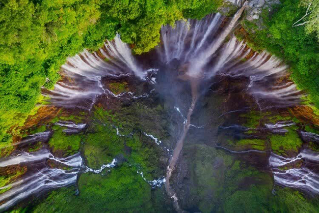 Thác Tumpak Sewu: Thác Tumpak Sewu mới được tìm ra gần đây,&nbsp;nhưng nó chắc chắn là một trong những thắng cảnh ấn tượng nhất Indonesia. Nằm trên đảo Java, thác nước ngoạn mục này trở nên nổi tiếng sau khi một bức ảnh trên Instagram được lan truyền.&nbsp;
