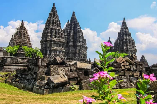 Đền Prambanan là ngôi đền Hindu lớn nhất và thuộc top hút khách nhất Indonesia. Nằm trên đảo Java, ngôi đền linh thiêng cao 47m này có từ thế kỷ thứ 9. Du khách hãy dành nhiều thời gian để khám phá các phòng khác nhau để xem cận cảnh các bức tượng và phù điêu đá rất độc đáo. 
