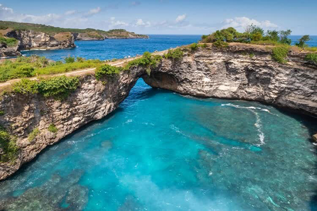 Bãi biển Broken nằm trên Nusa Penida, hòn đảo lớn nhất trong số 3 hòn đảo ngoài khơi mũi Đông Nam của đất liền Bali. Địa danh tuyệt đẹp này có thể được tìm thấy trên đường bờ biển phía tây của hòn đảo, gần các điểm tham quan khác như Angel’s Billabong.
