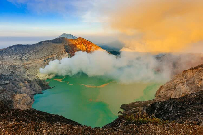 Kawah Ijen, Java: Một trong những địa danh thú vị nhất ở Indonesia để tham quan là núi lửa Ijen ở Java. Điểm thu hút du khách chính là hồ miệng núi lửa màu ngọc lam Kawah Ijen, được mệnh danh là thùng axit lớn nhất thế giới. 
