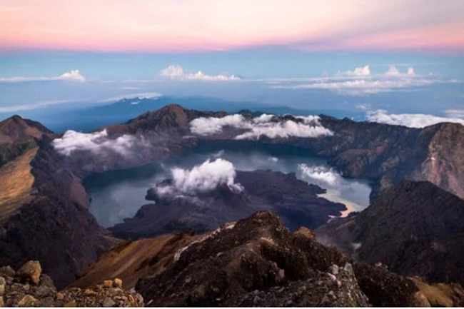 Núi Rinjani là một ngọn núi lửa mang tính biểu tượng được tìm thấy ở trung tâm của Lombok, hòn đảo bên cạnh Bali. Từ vành miệng núi lửa, du khách có thể thưởng ngoạn quang cảnh tuyệt đẹp của hồ miệng núi lửa trong xanh.
