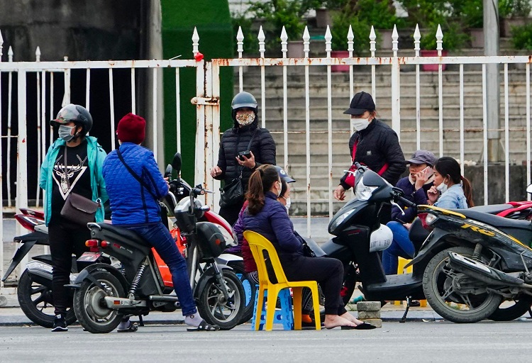 Phe vé xuất hiện nhiều xung quanh khu vực sân vận động Mỹ Đình.