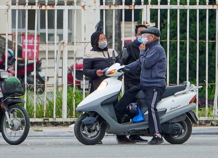 Nhiều phe vé cho biết sẽ bám trụ đến trước giờ bóng lăn với hy vọng thu hồi được vốn.