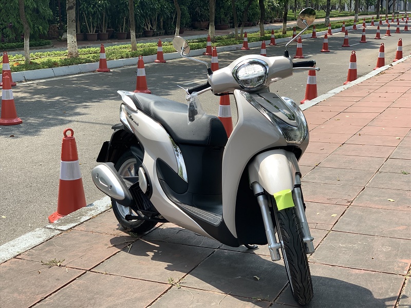 Piaggio Liberty vs Honda SH Mode: Quý cô nên chọn xe tay ga nào? - 1