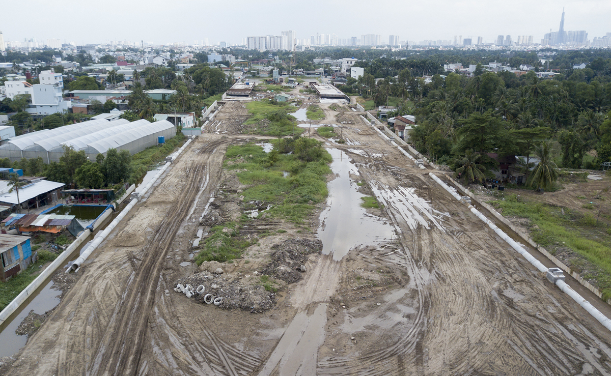 Ảnh: 2,7km đường vành đai 2 ở TP.HCM “biến mất” sau gần 2 năm dừng thi công - 2