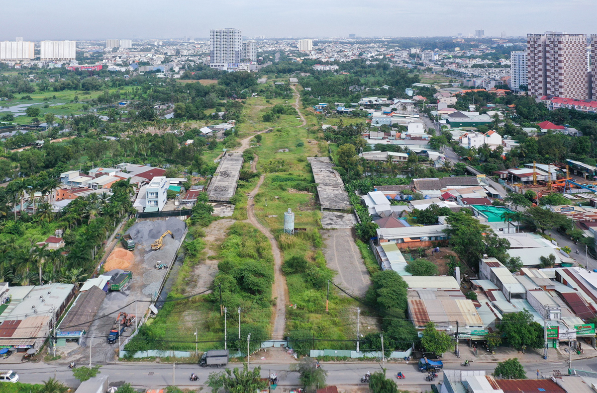 Một số đoạn hoàn thành đổ bê tông kè, lắp đặt ống thoát nước,…nhưng sau gần 2 năm, công trình nhìn từ trên cao chỉ thấy các làn cầu đổi màu xám đen bắc qua những con rạch.