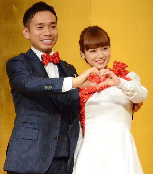 Hậu vệ Yuto Nagatomo cùng nữ diễn viên Airi Taira kết hôn vào hồi 2017, sau 2 năm hẹn hò. Nagato từng tiết lộ cầu hôn nữ diễn viên hơn hai tuổi hồi tháng 2/2016 ngay trên sân San Siro của Inter.
