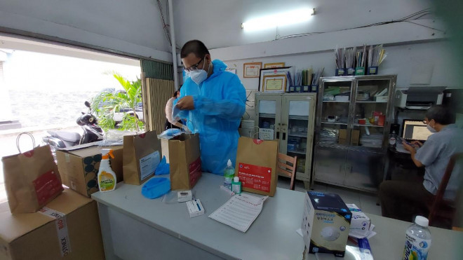 Nhân viên Trạm Y tế phường 8, quận 11, TP HCM chuẩn bị túi thuốc khi đến nhà thăm khám cho bệnh nhân
