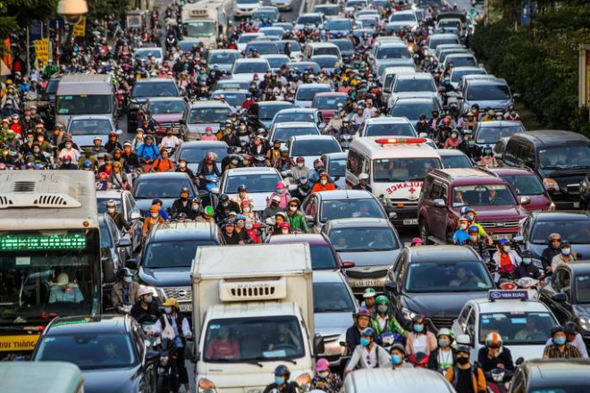 Lượng phương tiện lưu thông lớn ở đường Trường Chinh, Hà Nội - Ảnh: Ngô Nhung