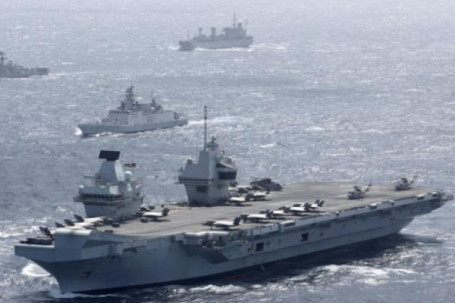 Tàu ngầm Trung Quốc bị phát hiện khi bám đuôi tàu sân bay Anh ở Biển Đông