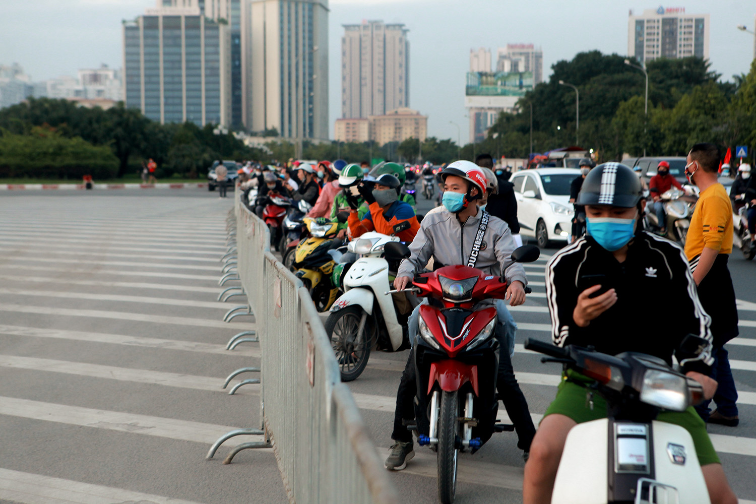 Rất nhiều người đi làm về tập trung ngoài hàng rào, hướng vào sân để cùng tận hưởng cảm giác không khí nhộn nhịp tại sân Mỹ Đình.