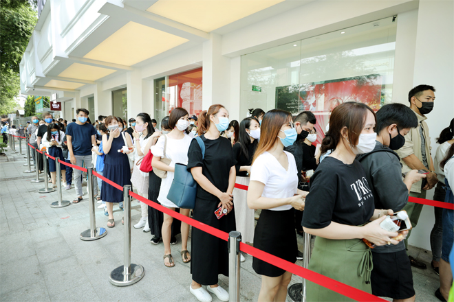 Người tiêu dùng xếp hàng tham quan và mua sắm tại MUJI trong ngày khai trương cửa hàng flagship ở Parkson Lê Thánh Tôn (TP. HCM).