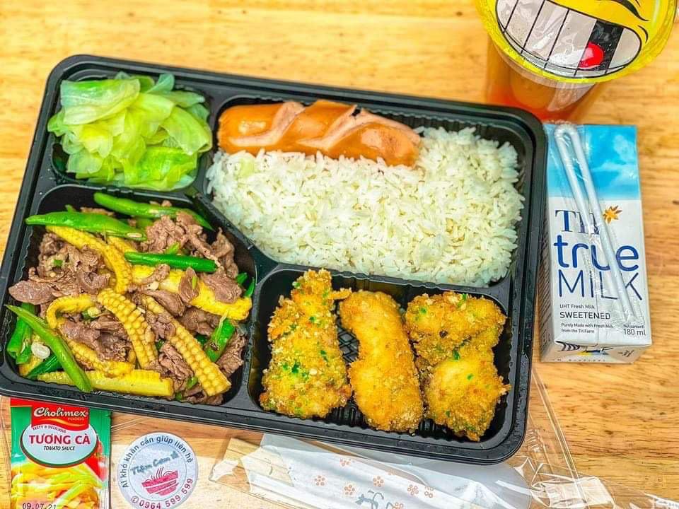 Từng đưa con gái đi điều trị ung thư, anh Kiên luôn chú trọng đến thực đơn của các bé, nấu các món ăn đảm bảo đủ chất dinh dưỡng. Trước khi chế biến một số món ăn mới, anh phải đăng lên nhóm hỏi ý kiến của bố mẹ các cháu trước khi thực hiện. Ngoài ra, nhóm anh Kiên cũng luôn thay đổi thực đơn để các bé không bị nhàm chán, có hôm bít tết, có hôm lại gà KFC.