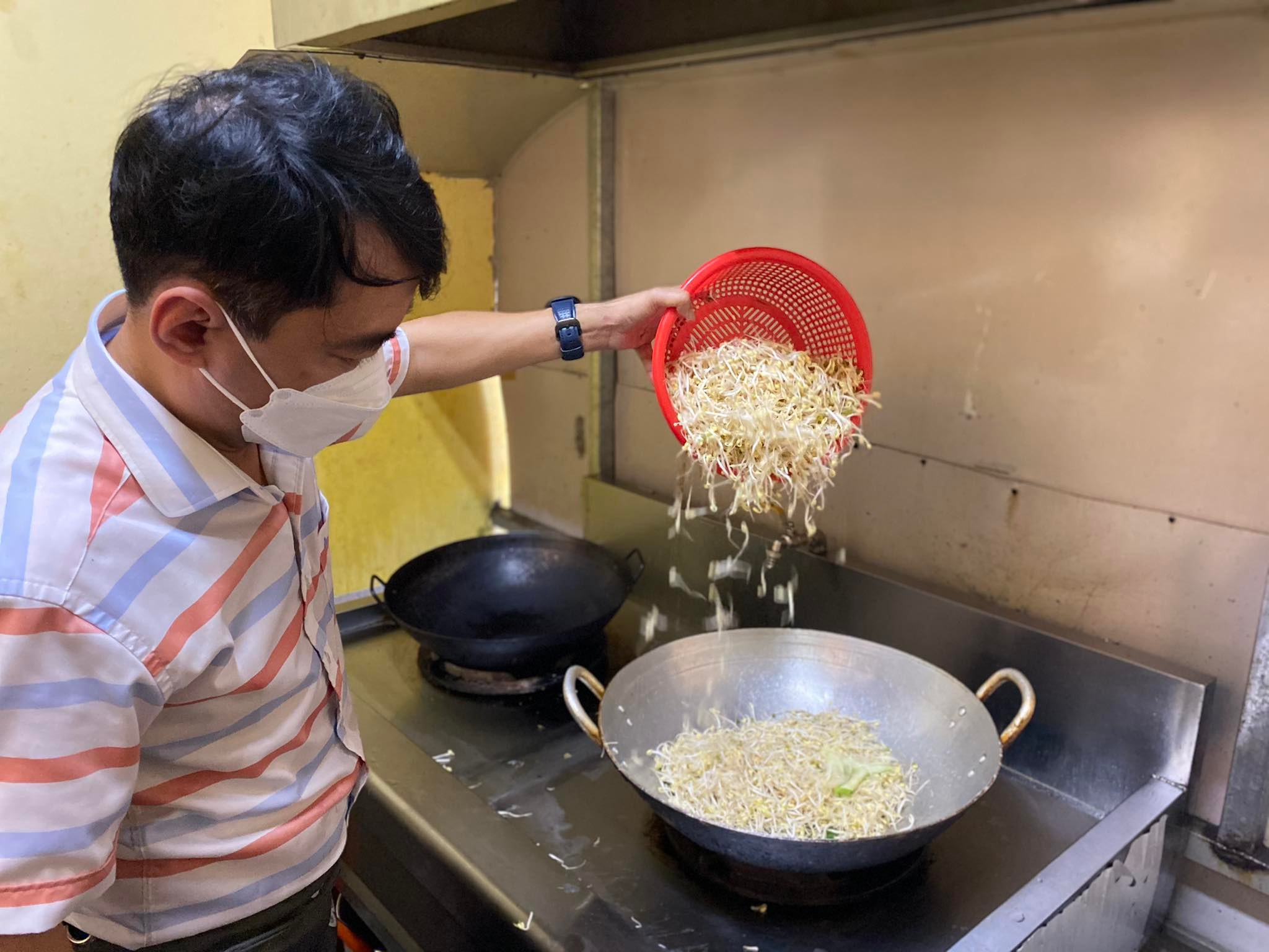 Anh Quang Minh, 44 tuổi, quận Đống Đa, giảng viên một trường Đại học tại Hà Nội, cho biết, do dịch COVID-19 các trường đại học chuyển sang dạy trực tuyến nhưng hôm nào nhóm nấu cơm anh đã nhờ đồng nghiệp chuyển ca để đến quán nấu cơm cho các cháu. Theo anh Minh, mọi thành viên trong nhóm đều bận, nhưng vẫn có cách để cân bằng giữa công việc và việc thiện nguyện.