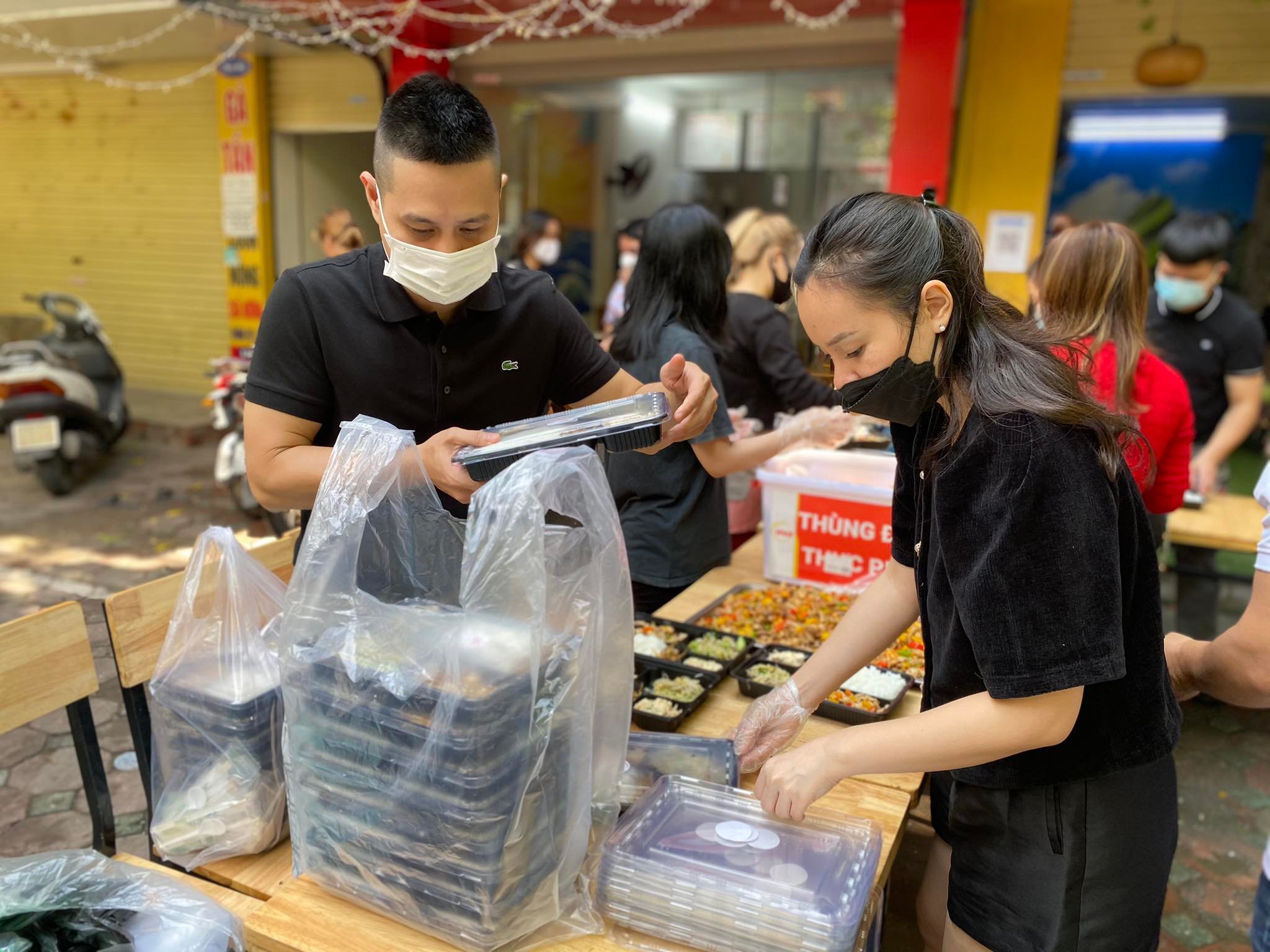 Chị Vũ Mỹ Linh, 33 tuổi, quận Thanh Xuân, Hà Nội, thành viên của nhóm thiện nguyện chia sẻ, chị là nhân viên của công ty thoát nước Hà Nội, công việc bận rộn, chị thường ghé tiệm cơm vào chủ nhật. Theo chị Linh, mỗi suất cơm trao đến các bé là không đồng nhưng giá trị thực phải lên đến 40.000 – 50.000 đồng.