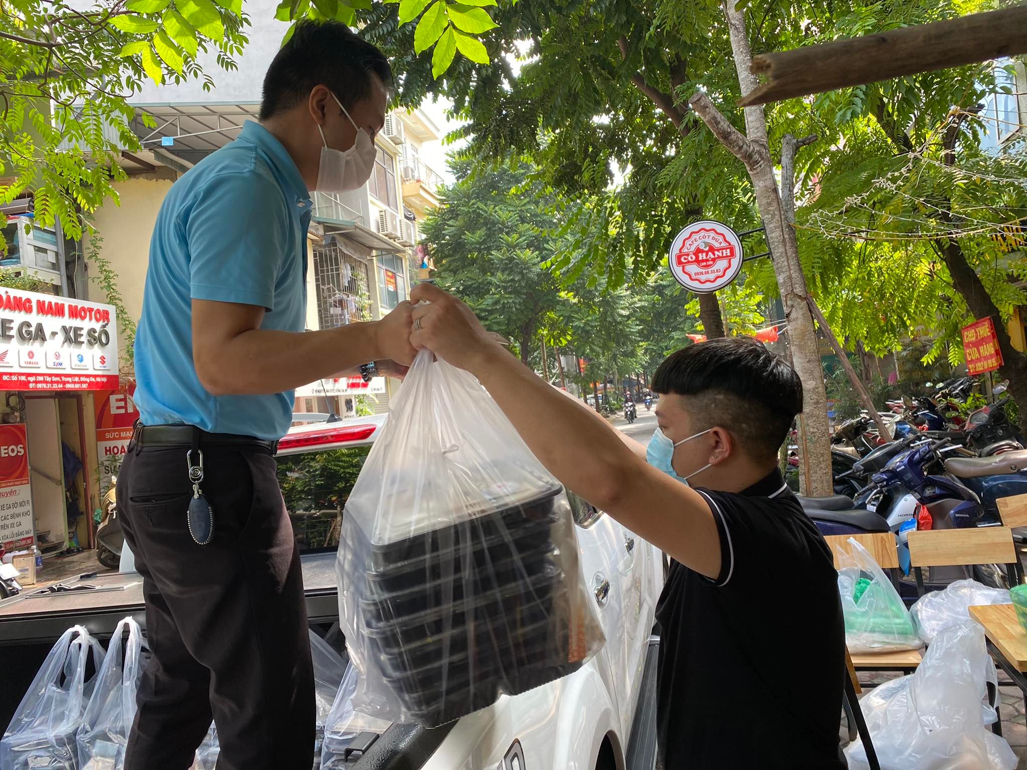 Sau nhiều tiếng chuẩn bị nấu nướng đến khoảng 10h 30 là nhóm của anh Kiên chuẩn bị vận chuyển cơm lên xe để chở đến bệnh viện trao cho các bé.