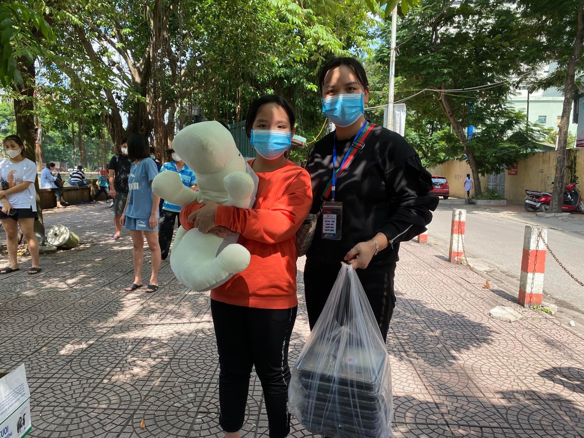 Chị Cao Thị Phương (ở Hải Dương) cùng con gái đi nhận cơm cho biết, chị đưa con lên Hà Nội điều trị ung thư từ giữa tháng 10. Thấy nhóm anh Kiên phát cơm miễn phí chị đăng ký luôn cho con. Theo chị Phương, từ ngày vào viện, đây bữa cơm ngon nhất của chị và con gái từng ăn. Nó khiến chị vơi đi nỗi nhớ nhà.