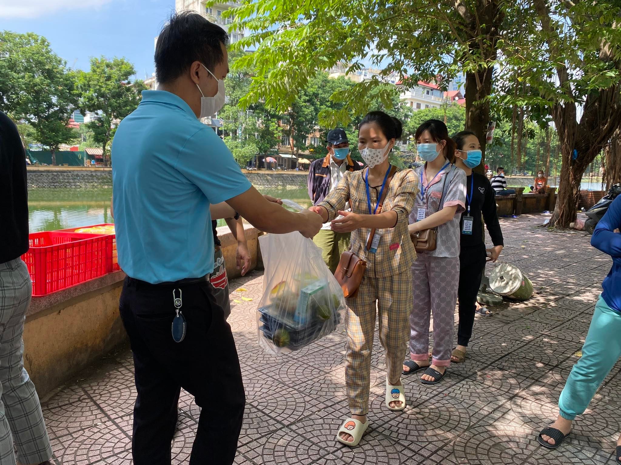 &nbsp;Nhận những suất cơm ngon nóng hổi, nhiều bệnh nhi cùng gia đình mong muốn nhóm anh Kiên mở thêm ngày nấu.