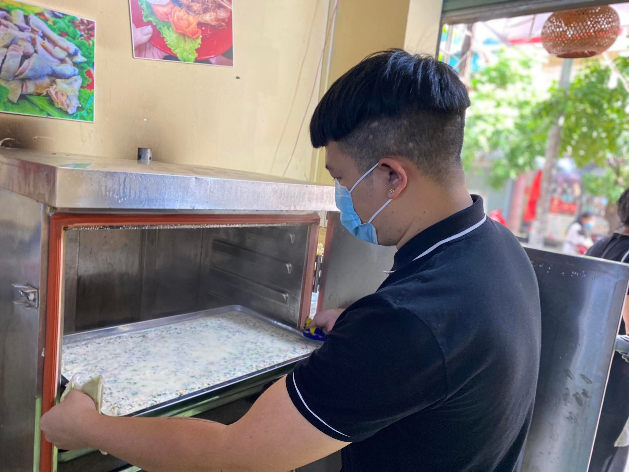 Anh Trần Trung Kiên (35 tuổi, ở Ba&nbsp;Đình, Hà Nội) và nhóm thiện nguyện mở “Tiệm cơm 1K” để hỗ trợ các bệnh nhi bị ung thư tại Bệnh viện Nhi Trung ương và Bệnh viện Bạch Mai vào trưa thứ 5 và Chủ nhật hằng tuần. Sở dĩ đặt “Tiệm cơm 1K” bởi anh Kiên và nhóm bàn tính sẽ thu mỗi suất cơm 1.000 đồng để người ăn bỏ tiền ra mua và ăn trong tâm trạng thoải mái, vui vẻ, không bị mặc cảm. Tuy nhiên, do dịch COVID-19 ai cũng khó khăn nên nhóm anh quyết định trao cơm miễn phí.