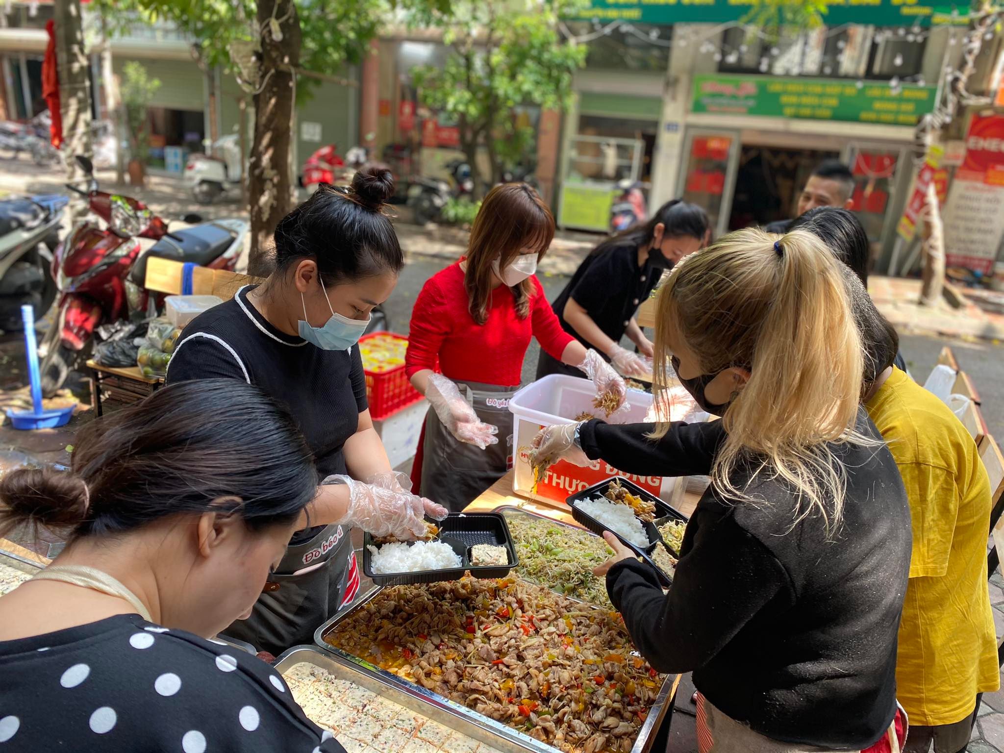 Thời gian con gái anh Kiên nằm viện nên anh hiểu được nỗi khổ của các gia đình có cùng cảnh ngộ, do đó, anh Kiên đã ấp ủ mở “Tiệm cơm 1K”. Lên ý tưởng từ lâu nhưng phải đến tháng 10/2021 anh Kiên mới tìm được địa điểm lâu dài để bắt tay thực hiện.