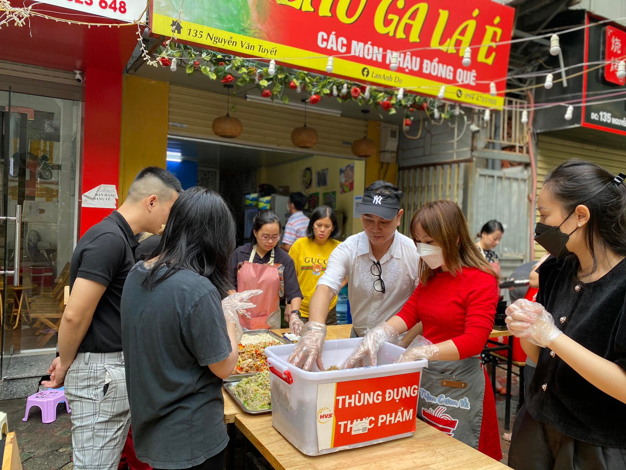 Theo anh Kiên, hiện tại “Tiệm cơm 1K” của anh có hơn 10 thành viên. Mọi người ai cũng có công việc riêng, người thì làm giảng viên, công chức, giám đốc, kỹ sư nhưng rồi ai cũng thành đầu bếp, nhặt rau củ chuyên nghiệp. Tất cả vì các bạn nhỏ thiếu may mắn mắc bệnh hiểm nghèo, những người nghèo lang thang, cơ nhỡ.