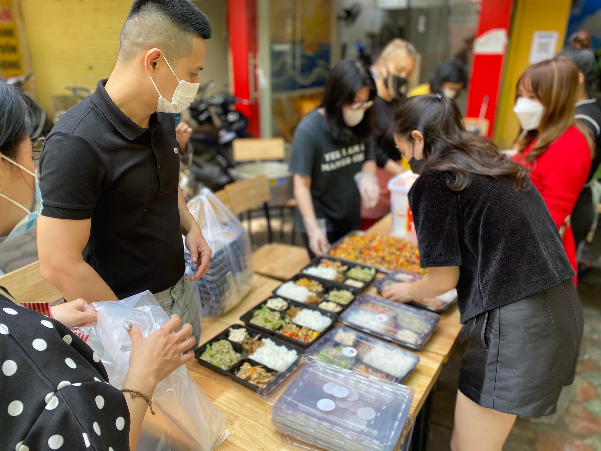 Trước khi nấu cơm, anh Kiên liên hệ các phụ huynh có con đang điều trị trong viện, nhờ lập danh sách những gia đình có nhu cầu ăn cơm để chuẩn bị. Mỗi lần nhóm anh Kiên nấu từ 120 đến 160 suất, tuỳ thuộc vào lượng người đăng ký.