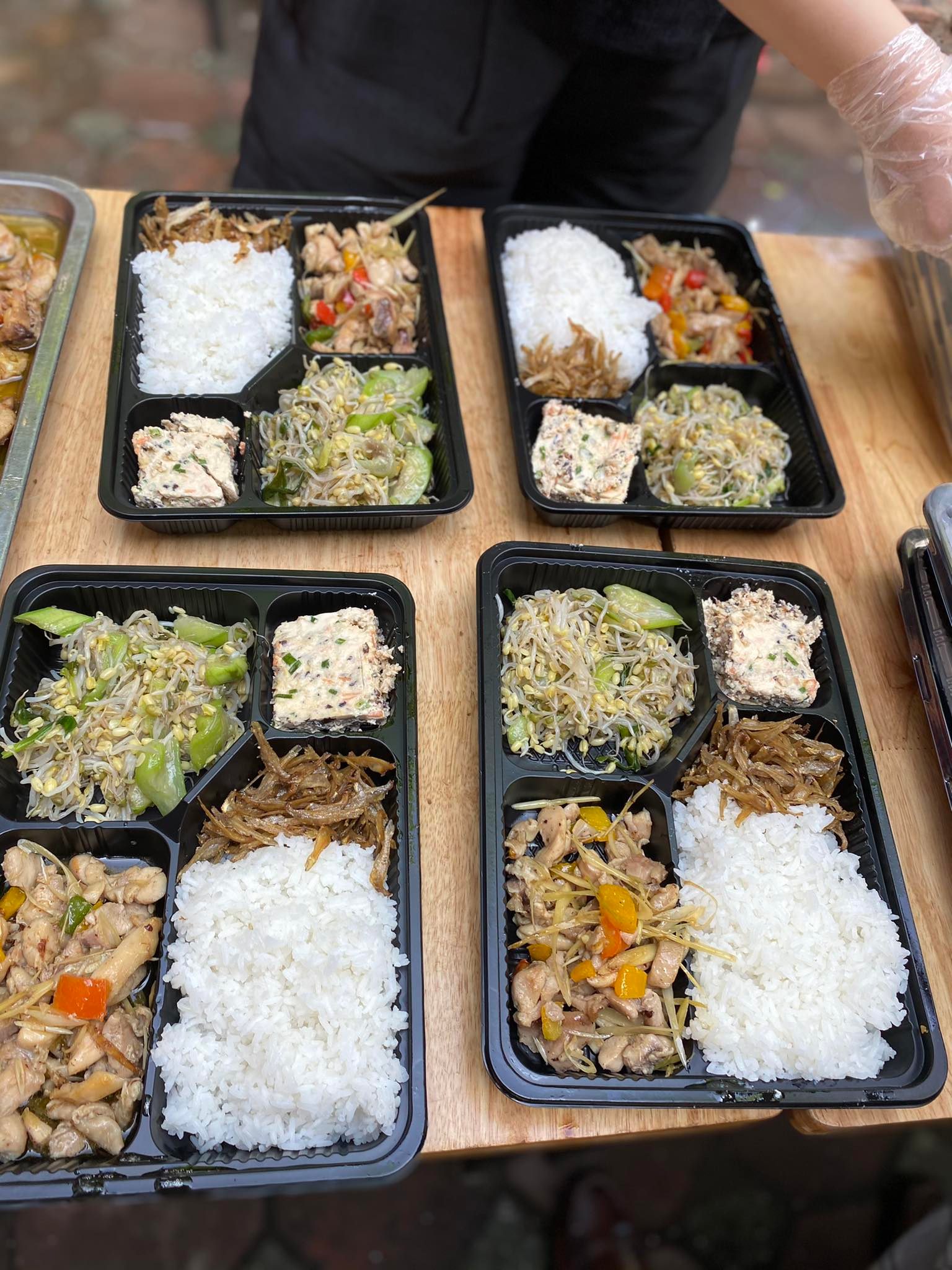 Nhóm của anh Kiên ai cũng có công việc bận rộn nhưng mọi người đều sắp xếp thời gian hai buổi mỗi tuần để đến quán nấu cơm. Từ khi mở tiệm, cả nhóm nhận về vô vàn những lời nhắn đong đầy yêu thương.