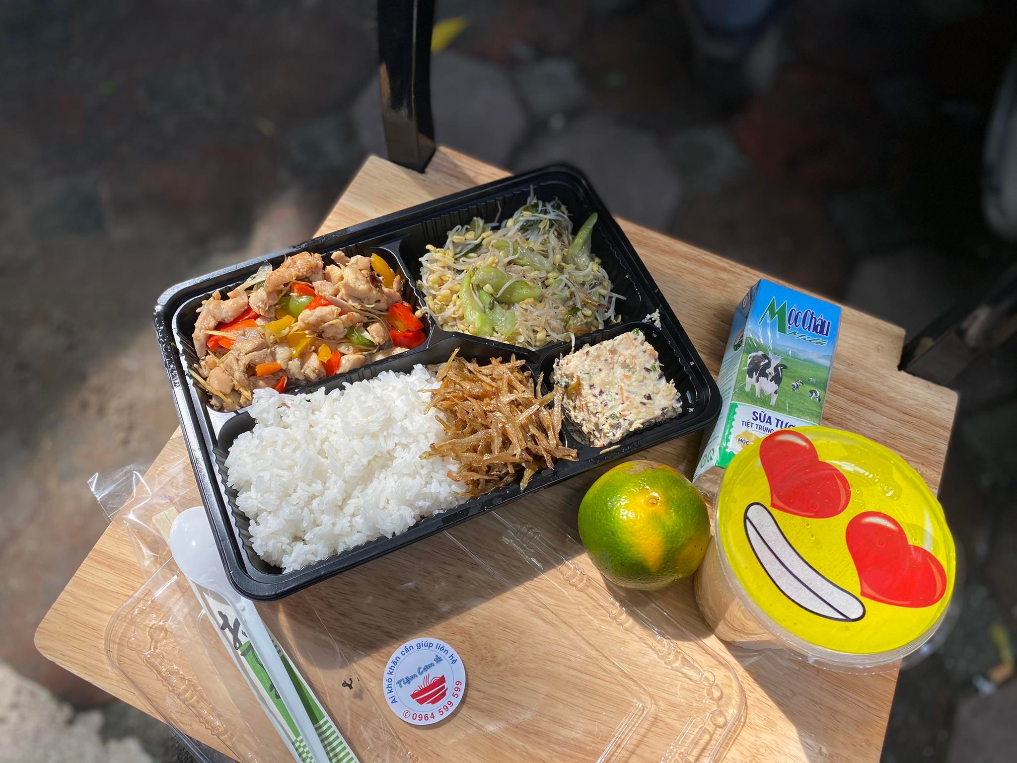 Mỗi xuất cơm nhóm anh Kiên luôn làm đầy đặn nếu các bé không ăn hết bố mẹ sẽ ăn cùng. Cơm hộp dành cho các bé có 3 đến 4 món mặn, chưa kể bánh, sữa và hoa quả kèm theo.