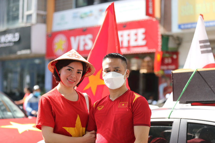 Một fan nữ xinh đẹp của "Những chiến binh sao vàng" chụp ảnh kỷ niệm bên một người bạn