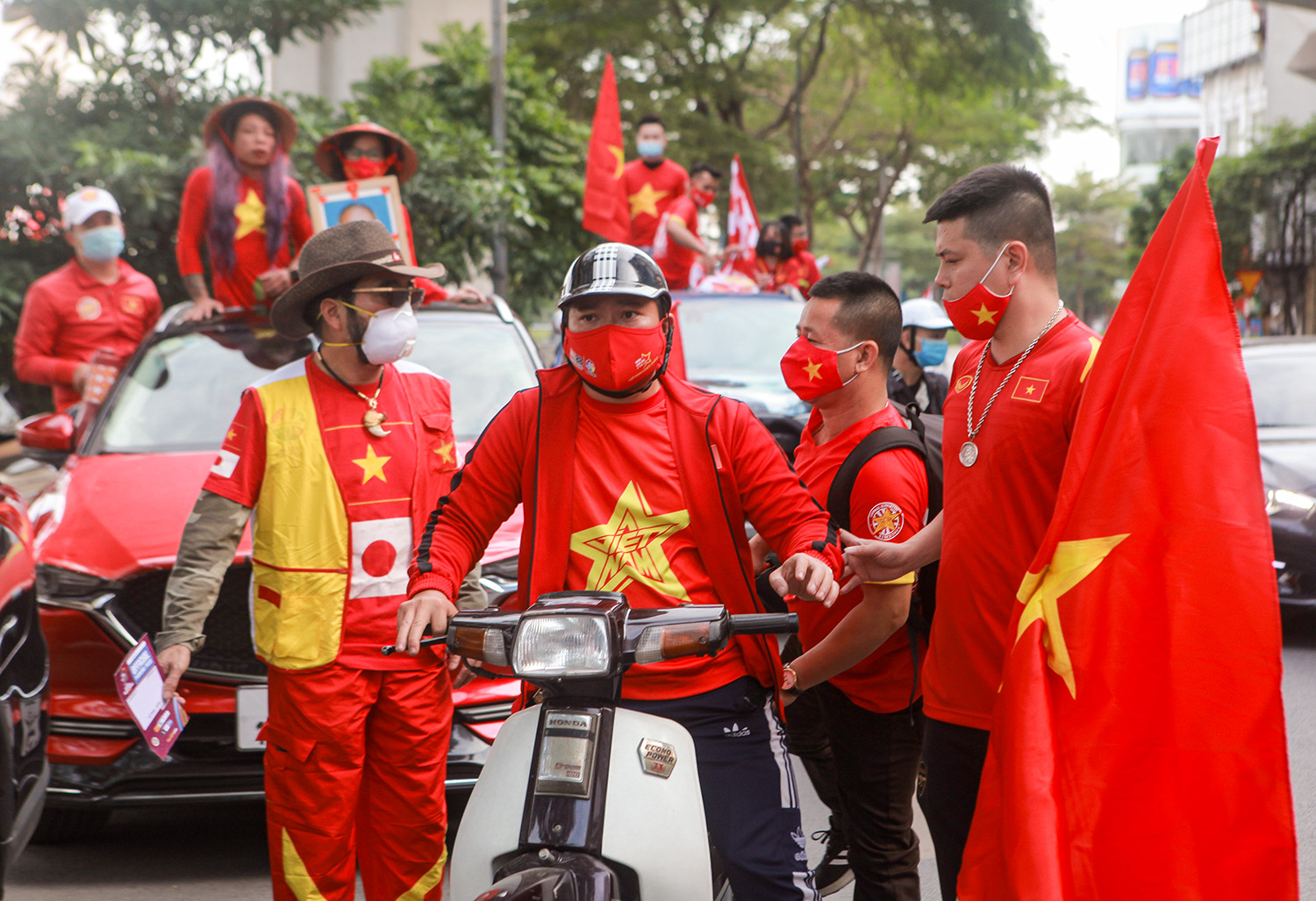 Rất nhiều cổ động viên trung thành và nhiệt huyết của Đội tuyển Việt Nam đã có mặt từ trưa tại Phố Giáp Nhất, Quận Thanh Xuân, Hà Nội, để cũng nhau tập trung diễu hành trước khi tiến về sân Mỹ Đình theo dõi trận đấu Việt Nam - Nhật Bản.&nbsp;