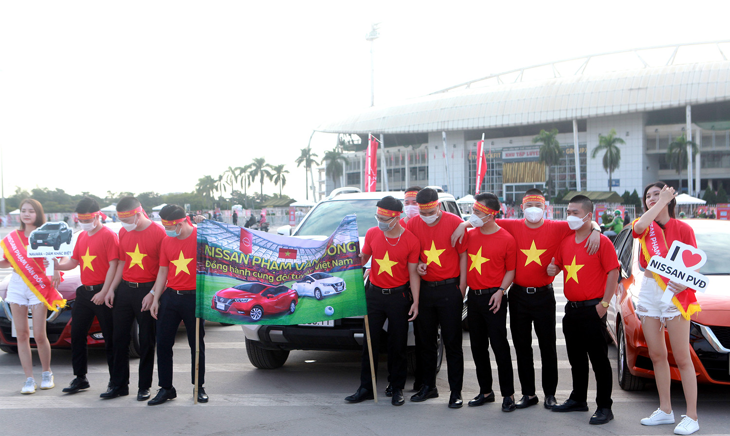 Phải tới 19h mới diễn ra trận đấu, nhưng theo quan sát của phóng viên chúng tôi tại sân vận động Mỹ Đình vào lúc 16h đã có rất nhiều cổ động viên có mặt, mang theo cờ hoa, háo hức được vào sân sớm.