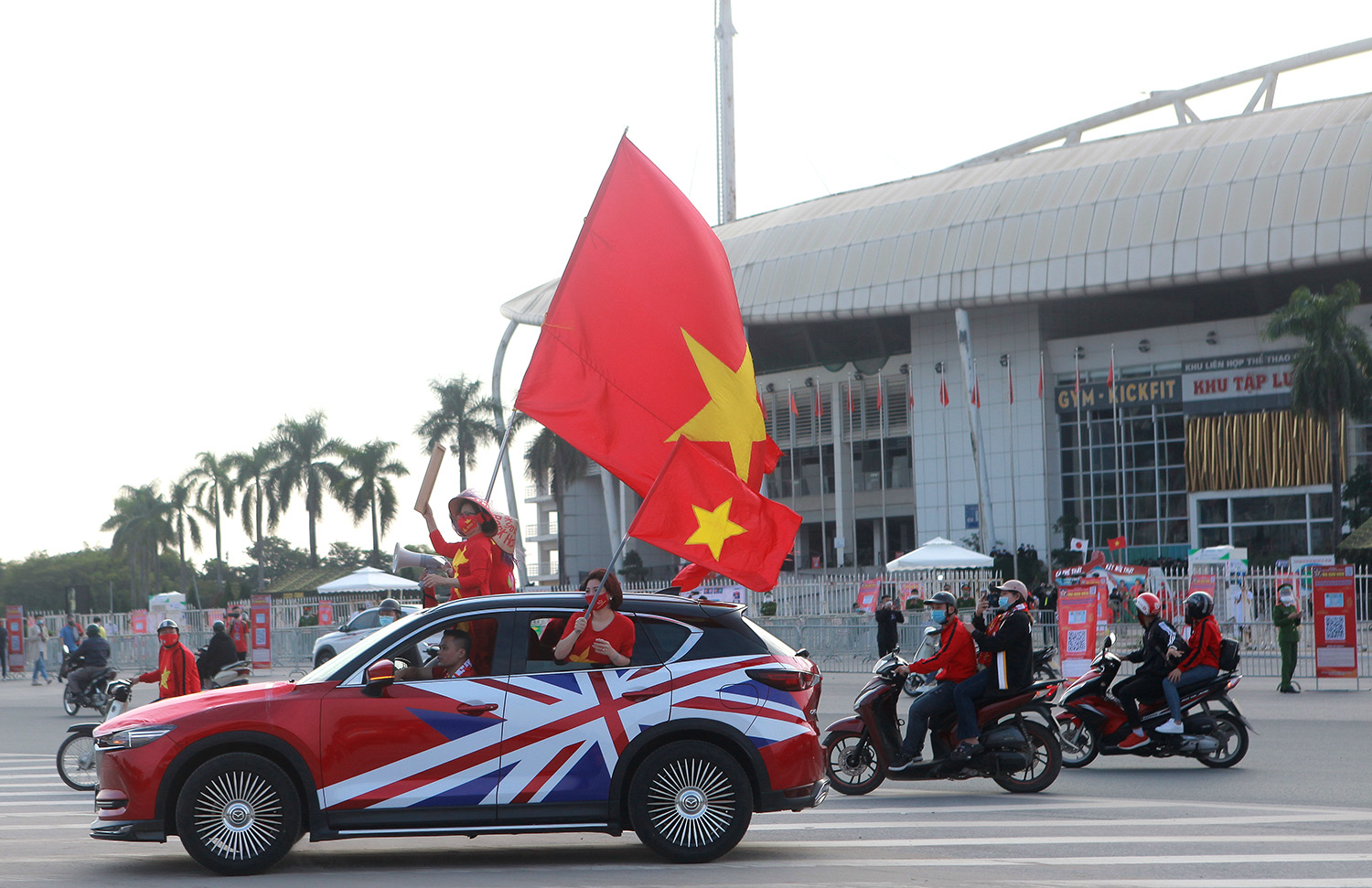 Do ảnh hưởng của dịch bệnh nên ban tổ chức trận đấu giữa tuyển Việt Nam và tuyển Nhật Bản khuyến cáo khán giả tới sân sớm hơn 2 tiếng để khai báo y tế và kiểm tra an ninh.