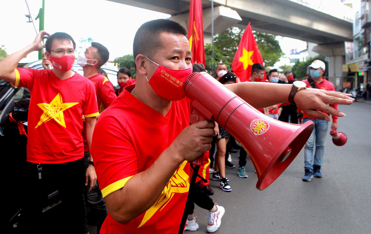 Anh Long chia sẻ: "Sau 2 năm, vì dịch bệnh nên các CĐV chúng tôi không thể đến sân để trực tiếp cổ vũ cho ĐT Việt Nam. Lần này khi được phép vào sân, chúng tôi vô cùng vui sướng vì hi vọng sẽ góp một chút động lực giúp cho các cầu thủ chúng ta sẽ chơi tốt hơn trong trận đấu đêm nay".