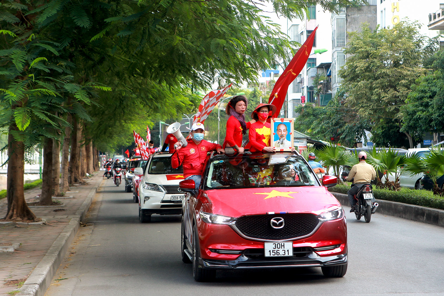 Các CĐV diễu hành qua từng con phố.