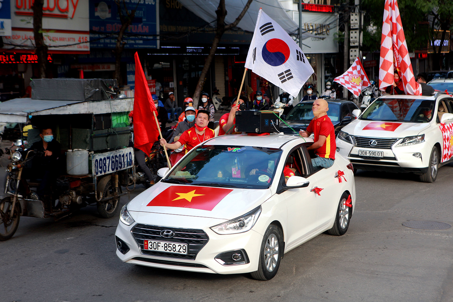 Cổ động viên nhuộm đỏ phố phường Hà Nội trước trận đấu Việt Nam - Nhật Bản - 5