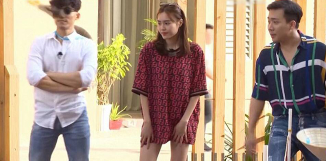 Khi tham gia game show truyền hình thực tế, Lan Ngọc từng diện diện mốt giấu quần khiến chiếc áo cô mặc bị dân tình "soi" giống chiếc áo của Chi Dân.
