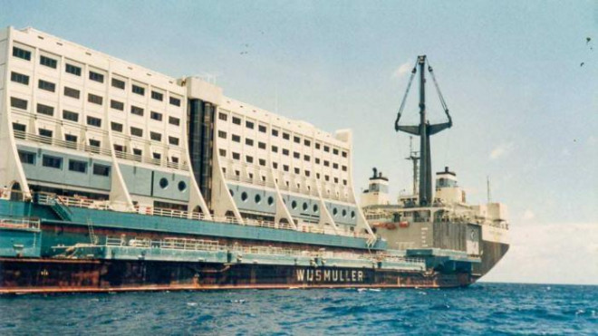 Khách sạn được chở bằng tàu từ xưởng đóng tàu ở Singapore tới Australia. Ảnh - Townsville Maritime Museum