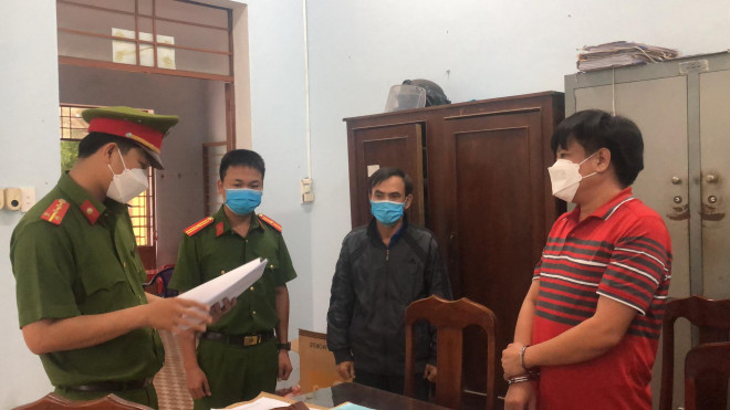 Công an đọc lệnh bắt tạm giam bị can Trà Thanh Phong