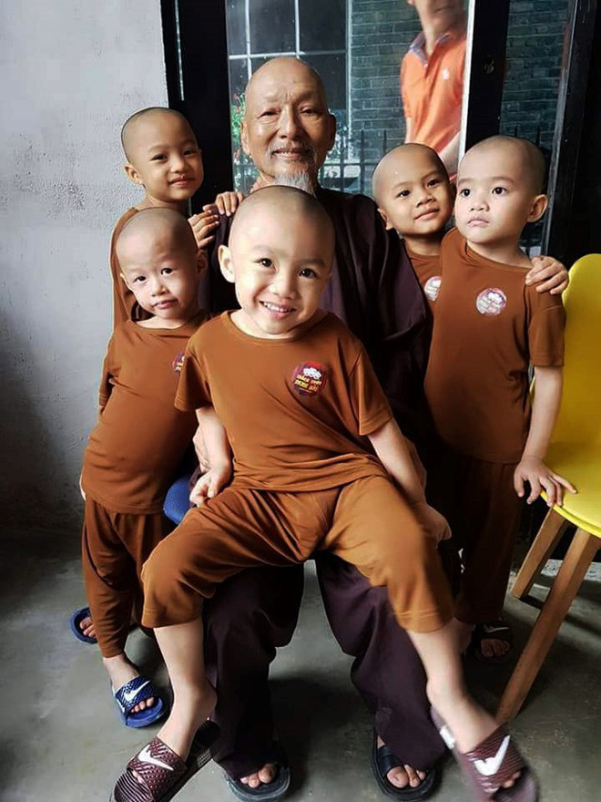 Các bé đi thi "Thách thức danh hài" được ông Lê Tùng Vân nuôi dạy tại Tịnh thất Bồng Lai
