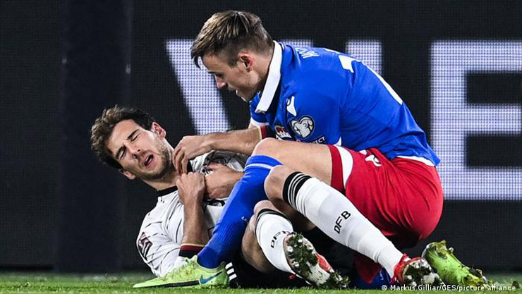 Leon Goretzka nằm bất động khi bị Jens Hofer đạp chân trúng vào cổ của mình khi ĐT Đức đối đầu ĐT Liechteinstein