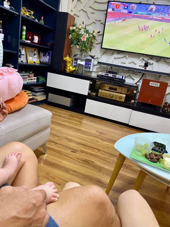 Vy Oanh chụp một góc tại phòng khách khi cả nhà xem bóng đá trận Việt Nam gặp Nhật Bản tối ngày 11/11