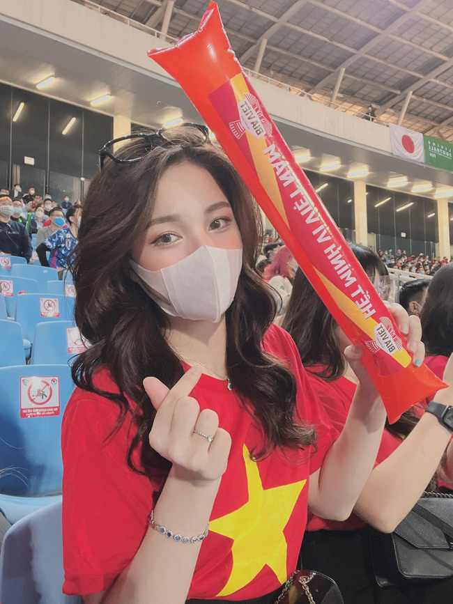 Hình ảnh một nữ cổ động viên diện áo cờ đỏ sao vàng đến sân vận động Mỹ Đình cổ vũ cho đội tuyển Việt Nam đấu Nhật Bản (vòng loại World Cup 2022) tối 11/11 thu hút sự chú ý của đông đảo dân mạng. 
