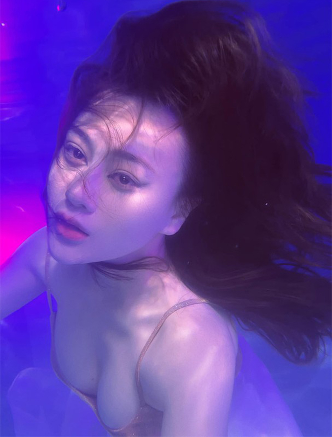 Nữ diễn viên "Hương vị tình thân" khoe được hình thể đẹp và lôi cuốn trong bộ hình chụp dưới nước.

